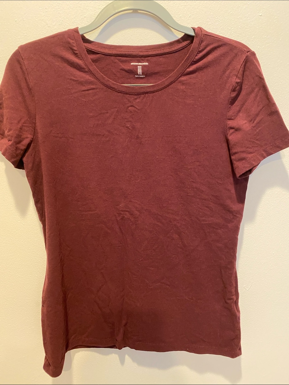 Amazon Essentials Women's Short-Sleeve Crewneck Tee in Burgundy like new size M
